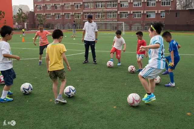 杨立瑜飞身侧钩击中横梁，随后懊丧跪地
